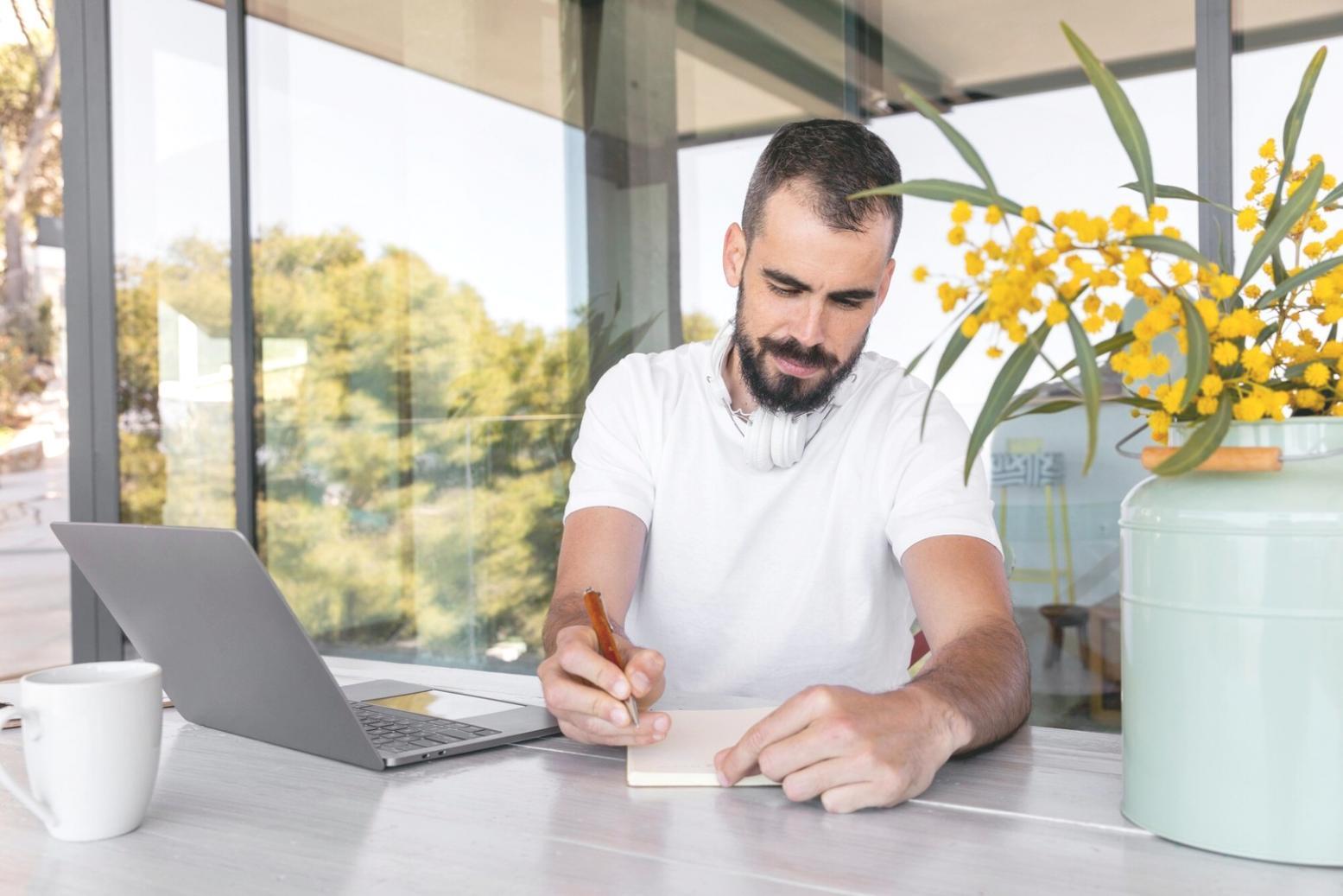 Kollaborative Arbeitsumgebung mit mehreren Personen an einem modernen Arbeitsplatz